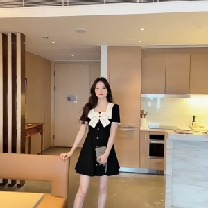 Yuki Shop🎀ชุดเดรสสวยหรูดูแพง ชุดเดรสแฟชั่นผู้หญิง ชุดเดรสโบว์ฤดูร้อนสำหรับผู้หญิง ชุดเดรสคอเหลี่ยมสไตล์เกาหลี