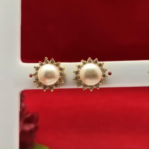 ต่างหูทองฝังไข่มุกแท้ล้อมเพชร (มุกน้ำจืด) ขนาด 1.3x1.3cm เกรดพรีเมี่ยม ต่างหูปักก้าน ดีไซน์สวยงาม เรียบหรู แฟชั่น ส่งไว