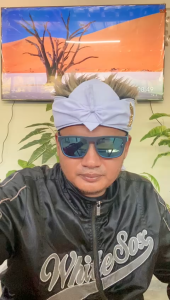 Topi Udeng Desain Tradisional: Pilihan Rambut Pria Sunda