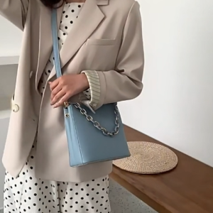 QXshop งานปังพร้อมส่ง กระเป๋าสะพายผู้หญิงแฟชั่น ดีเทลสายโซ่สามารถใช้งานได้จริง จะคล้องมือถือสวยๆ หรือจะสะพายไหล่ก็สวยเก๋ทุกลุค สาวๆคนไหนกำลังมองหากระเป๋าสวยๆต้องใบนี้เลย