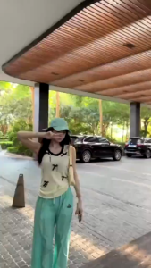 Jenny พร้อมส่ง🍒เสื้อกล้ามครอปผู้หญิง🥨2ชิ้นดีไซน์เก๋ มีโบว์เล็กๆติดเสื้อ ทรงหลวม ผ้าไหมพรหมไม่คัน สไตล์เกาหลี แฟชั่นมาก