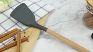Spatula Silikon Gagang Kayu Tahan Panas SH B07