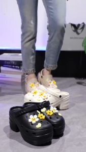 ✨ รองเท้าหัวโต PIZ-11 รองเท้าแบบสวม สีพื้น เสริมส้นสูง 8 ซม. แถมตัวติดน่ารัก นุ่มเบา ✨พร้อมส่ง