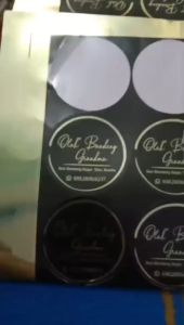 SBGS 2-15: Cetak Stiker Logo Custom & Stiker Label Olshop Bahan Gold/Silver Waterproof\\n\\n Apa Itu Stiker Label Olshop Bahan Gold/Silver?\\n\\nStiker label olshop bahan gold/silver adalah stiker yang biasanya digunakan pada produk online shop untuk menampilkan logo atau informasi lainnya. Stiker ini memiliki keunikan dengan warna gold atau silver yang menarik perhatian pembeli dan memberikan kesan mewah.\\n\\n Mengapa Memilih Stiker Label Olshop Bahan Gold/Silver?\\n\\nAda beberapa alasan mengapa Anda harus memilih stiker label olshop bahan gold/silver, antara lain:\\n\\n- Menarik perhatian pembeli dengan warna gold/silver yang menonjol\\n- Memberikan kesan mewah dan elegan pada produk\\n- Dapat digunakan pada berbagai jenis produk, baik itu pakaian, aksesoris, atau barang-barang lainnya\\n\\n Keunggulan Stiker Label Olshop Bahan Gold/Silver\\n\\nStiker label olshop bahan gold/silver memiliki beberapa keunggulan, antara lain:\\n\\n- Tahan lama dan tidak mudah rusak\\n- Tidak mudah hilang warna atau pudar\\n- Mudah diterapkan pada berbagai jenis produk\\n\\n Bagaimana Membuat Stiker Label Produk Tahan Air?\\n\\nUntuk membuat stiker label produk tahan air, Anda perlu mengikuti langkah-langkah berikut:\\n\\n1. Pilih bahan stiker yang tahan air\\n2. Desain label produk sesuai keinginan Anda\\n3. Cetak label produk menggunakan printer yang mendukung cetak tahan air\\n4. Gunakan laminasi atau pelapis tahan air untuk melindungi label produk\\n\\n Manfaat Stiker Label Produk Tahan Air\\n\\nStiker label produk tahan air memiliki beberapa manfaat, antara lain:\\n\\n- Melindungi label produk dari air dan cuaca buruk\\n- Meningkatkan ketahanan label produk\\n- Menjaga kualitas label produk tetap baik dalam jangka waktu yang lama\\n\\n Desain Logo Custom Waterproof: Apa Saja yang Perlu Dipertimbangkan?\\n\\nUntuk membuat desain logo custom waterproof, ada beberapa faktor yang perlu dipertimbangkan, antara lain:\\n\\n- Bentuk dan ukuran logo\\n- Warna logo\\n- Bahan stiker yang digunakan\\n\\n Cara Menentukan Desain Logo Custom Waterproof yang Tepat\\n\\nUntuk menentukan desain logo custom waterproof yang tepat, Anda perlu mempertimbangkan beberapa hal, antara lain:\\n\\n- Tujuan penggunaan logo\\n- Target pasar\\n- Konsep bisnis\\n\\n Stiker Cetak Untuk Bisnis: Manfaat dan Strategi\\n\\nStiker cetak untuk bisnis memiliki beberapa manfaat, antara lain:\\n\\n- Meningkatkan brand awareness\\n- Meningkatkan penjualan\\n- Meningkatkan citra bisnis\\n\\n Strategi Efektif Menggunakan Stiker Cetak Untuk Bisnis\\n\\nUntuk menggunakan stiker cetak untuk bisnis secara efektif, ada beberapa strategi yang bisa dilakukan, antara lain:\\n\\n- Gunakan stiker cetak sebagai media promosi\\n- Gunakan stiker cetak sebagai media branding\\n- Gunakan stiker cetak sebagai media pemasaran digital\n}
