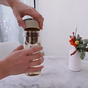 Bình đựng nước trong suốt dung tích 550ml có chia vạch Bình nước thể thao có lọc trà-NIEVE