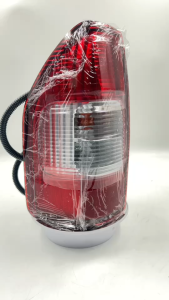 ไฟท้าย Isuzu D-Max ปี 2002-2006 รุ่นแรก มีหลอดไฟ พร้อมชุดสาย *ขายเป็นข้าง* #KX-A-006