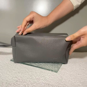 Eva Mulia Pouch: Pouch Tahan Lama & Desain Elegan