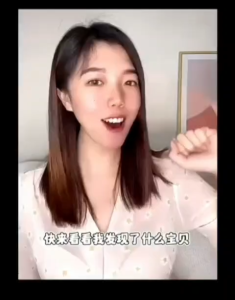 Son môi GOVO dạng sương mịn không dính Kết cấu mềm mượt mỏng như sương phủ lên môi một lớp son dày nhưng không lòe loẹt Son rất thời trang không dễ bong tróc không dính vào cốc và mang lại vẻ môi quyến rũ.Son thỏi dạng Son Lì GOVO sử dụng trang đi
