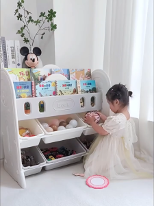 Kệ sách nhựa kết hợp kệ để đồ chơi cho bé Hobbytree mẫu phi hành gia