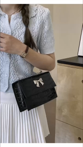 xinxin goods กระเป๋าโซ่สุภาพสตรี สไตล์ใหม่อินเทรนด์ที่สวยงามแฟชั่นฤดูร้อนบุคลิกภาพลําลองไหล่ข้างเดียวกระเป๋า ผู้สื่อสาร กระเป๋าสี่เหลี่ยมเล็ก