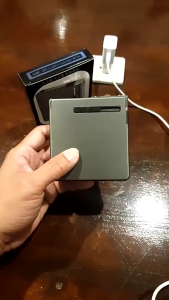 กล่องเก็บบุหรี่แบบพกพา พร้อมไฟแช็คไฟฟ้า USB และพาร์ทิกูลส์สีบรอนซ์