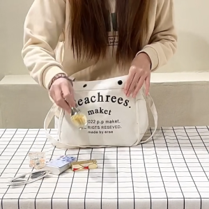 QZshop กำลังฮิต กระเป๋าสะพายข้างดีไซน์วินเทจ ใครสายนี้ห้ามพลาดเลยนะ ตัวสินค้าทำจากวัสดุคุณภาพดี พกง่ายใส่ของได้เยอะ สนใจกดสั่งสินค้าในตะกร้าจ้า