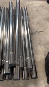 ท่อไอเสียรถยนต์ เฉพาะท่อนกลางแบบ 1 ชิ้น สำหรับออกใต้คนขับ และสำหรับออกหน้าเพลาสวมสปริงขนาด2.5 นิ้ว เกรด304