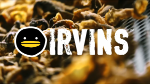 IRVINS หนังปลาทอดกรอบเคลือบไข่เค็มรสเผ็ด (Hot Boom Salted Egg Fish Skin) ขนาด 80 g