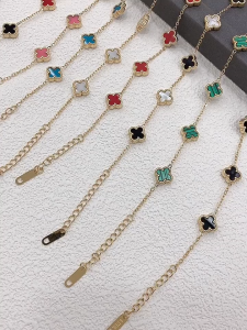 Phổ biến bốn lá cỏ ba lá vòng tay thép titan vàng hai mặt OL xà cừ thời trang mới Tính khí rất linh hoạt