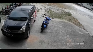 Hikvision Closed Circuit 2MP4CH8CHDVR with Audio Dome Bullet CCTV Camera Set with HD Mobile Phone Remote Monitoring IP67 Outdoor Waterproof Security Camera