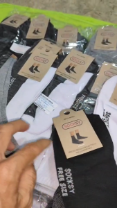 ถุงเท้าข้อกลาง ขนาด ฟรีไชส์ มีสีขาวเทา ดำ เทาอ่อน เทาเข้ม ขาว ผ้าหนาดี 1 แพ็คมี 12 คู่ ใส่สบายดี ขายราคาถูกสินค้าพร้อมส่ง