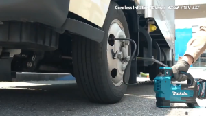 【ของแท้ 100%】Makita DMP180ปั๊มลมไร้สายแบตเตอรี่ลิเธียมแบบชาร์จไฟได้เครื่องเติมลมไฟฟ้าแบบพกพาขนาดเล็กสำหรับรถยนต์ยางรถยนต์เครื่องเติมลมไฟฟ้าแบบพกพาขนาดเล็กสําหรับยางรถยนต์