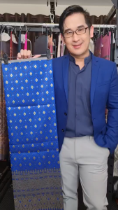 28.ผ้าฝ้าย ผ้าทอทั้งผืน ลายยกดอกโบราณกลีบบัวสีน้ำเงิน