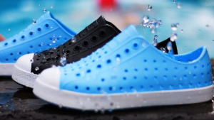 【ส่งเร็วพิเศษ 48H】WNC Native รองเท้ามีรูรองเท้าแตะชายหาดลำลองสำหรับผู้ชายและผู้หญิงรองเท้าสีขาวพื้นนิ่มกันลื่นระบายอากาศได้ดีแฟชั่นฤดูร้อน 36-45