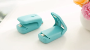 Dụng cụ niêm phong dán kín túi nhựa cầm tay tiện dụng kèm dao rọc giấy đa năng Fasola