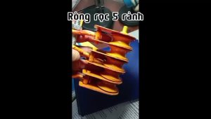 Ròng rọc năm rãnh dùng để nâng vật nặng hoặc cứu hộ xe ô tô