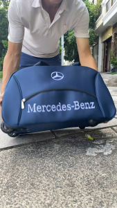 túi đựng quần áo golf nam nữ Mercedes -Benz với chất liệu vải bạt dày dặn chống thấm nước tốt khoang chính rộng dãi đựng được 5 đến 7 bộ quần áo khóa zip chơn chu có ngăn để giày riêng biệt có quai sách tay có bánh xe và tay kéo