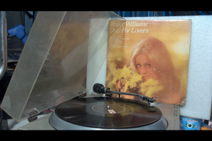 1 แผ่นเสียง 12นิ้ว h60 ROGER WILLIAMS บรรเลง ]แผ่นVG++ริ้วรอยบาง เสียงรบกวนน้อยนิดไม่มีรอยลึก แผ่นล้างทำความสะอาดแล้ว ปกVG+มีตำหนิขอบนิดหน่อย ขอบไม่ขาด สันไม่ทะลุ