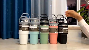 890ml 304 Stainless Steel Handheld Thermos Insulated Vacuum Tumbler Hot or Cold Mugater Bottle with Straw Handle