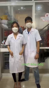 Áo Blouse Trắng Tay Ngắn Thân Dài Nam Nữ Chất Vải Mát Đẹp Cho Bác Sĩ Y Tá Điều Dưỡng - Hình thật