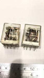 รีเลย์ 24V 220V 2 คอนเเทค 4 คอนเเทค ทนกระแส 220V 3A  / ขนาด 2.2x2.7 ซม สูง -3.3 ซม (ไม่รวมขา) / เหมาะใช้งานวงจรไฟฟ้า