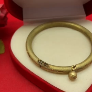 กำไลทองเหลืองคลิปล็อคตัดลายห้อยกระพรวน เส้นผ่านศูนย์กลาง 5.5 ซม. งานดิบไม่ชุบ ทองเหลืองแท้ พร้อมส่ง