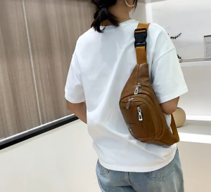 กระเป๋าคาดอก หนังพียู สีดำ/น้ำตาล ซิปแข็งแรง ช่องเยอะ