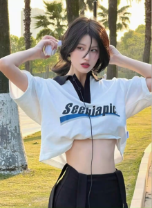 🌵siss y_koko🌵เสื้อครอปท็อป แขนสั้น คอปก พิมพ์ลายตัวอักษร สไตล์อเมริกัน เรโทร สีตัดกัน สําหรับผู้หญิง “2607”