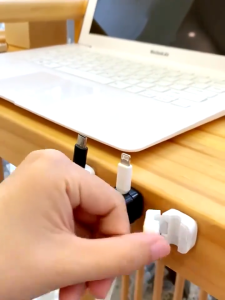 【พร้อมสต็อก|ส่งจากกทม】คลิปแม่เหล็กจัดเก็บสายชาร์จโทรศัพท์มือถือ มีกาวในตัว สําหรับบ้าน ออฟฟิศ ผนัง โต๊ะข้างเตียง รถยนต์ 6 ชิ้น