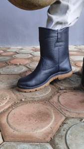 Sepatu Safety Kulit Sapi Kerja Ujung Besi Keselamatan Kerja Pabrik Proyek Lapangan Tol Tambang Minyak Sawit Hutan Sol Karet Tahan Lama Ujung Besi Sepatu Safety Kerja Pria Wanita Sepatu Safety Anti Slip Sudah Jahit Keliling Tahan Api Minyak