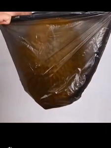 ถุงขยะ 100 ใบ ยูโรเนียน 45x60 ซึ่งเป็น ถุงขยะ แบบม้วน ถูกแบบฉีก ถูกเหนียวด้วยยืดหยุ่น พกพา และสามารถกระทำได้ง่าย ๆ