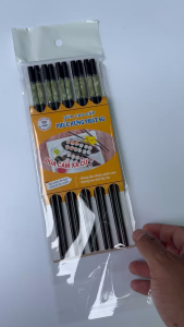 Đũa Mun đen khảm ngọc PHÚC HƯNG PHÁT mang đến sự sang trọng và tinh tế cho mỗi bữa ăn của bạn. Sản phẩm gồm 5 đôi đũa mỗi đôi dài 24cm được làm từ chất liệu melamin chống trượt đảm bảo độ bền và an toàn khi sử dụng.