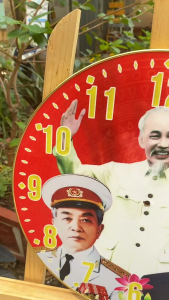 Tranh Đồng Hồ dáng tròn chân dung Bác hồ - Bác Giáp - Bác Trọng chất liệu in gỗ tráng gương bọc viền