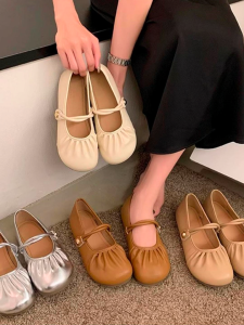 รองเท้าสตรีสีเงินฝรั่งเศสปี 2024 ฤดูใบไม้ผลิและฤดูร้อนใหม่รองเท้าบัลเล่ต์จีบแบนรองเท้าพื้นนุ่มรองเท้าเดียว