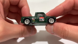 Mô hình xe Austin Mini Pickup 1967 Boulevard Series 1:64 Hot Wheels Premium