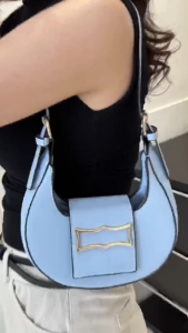 Qv SHOP กระเป๋าสะพายไหล่ กระเป๋าถือ หนัง PU สไตล์ลําลอง