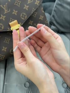 Perlindungan Transparan Untuk Bagian Logam D Dari Tas Mewah Lingkaran Metal Untuk Mencegah Oksidasi Anti-Abrasi Anti-Gores Untuk Pemeliharaan Dengan Ikatan