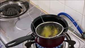 HOME CHEF 24cm Non Stick Sauce Pan / Cook Pot with Deep Fryer Basket | Model NSDF-1609 | Kuali | Penggoreng