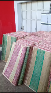 Tikar Mendong Tradisional Anyam Ukuran 150×200cm Bahan Pandan kuat hangat adem menyesuaikan suhu ruangan cocok untuk di ruangan terbuka maupun tertutup