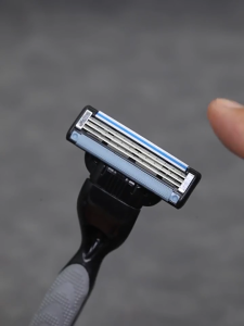 มีดโกน 3 ชั้น 1 ด้าม 25 ใบมีด (100 ลูกแสง) พร้อม 3 ชั้น มาพร้อม 3 ใบมีด สำหรับร่างกาย ผู้ชาย และผู้หญิง ขนาด 29.5 x 20.5 x 12.8 มม