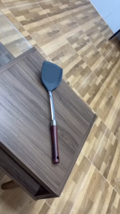 Bigmall  ตะหลิว ตะหลิวซิลิโคน ด้ามสแตนเลส ด้ามจับไม้ No.Y1984