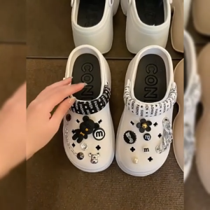 TKgirl พร้อมส่งในไทย รองเท้าแตะแฟชั่นหัวโต รัดส้น งานดีทรงสวย แมทช์ชุดง่ายใส่ลุคไหนก็เข้า จะใส่เที่ยวใส่ไปเรียนรับรองว่าเอาอยู่ รุ่นนี้พร้อมส่งด้วยกัน 5 สี แถมฟรีตัวติดสุดน่ารัก รีบกดสั่งเลยด่วน