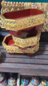 กี่ กี่ไม้ กี่น้ำชา แดงโบราณลายไทย กี๋ ย9Xก5.5Xส3.5 นิ้ว ถาดไม้ ถาดวางน้ำชา ถาดวางของ สวยหรู จัดชุดถวายสังฆทาน ชุดถวายน้ำพระ น้ำร้อน น้ำเย็น เดินเส้น รุ่น ทองเยอะ สุกปลั่งประดับกระจกสีสวยงาม ไซส์ยอดนิยม มากด้วยประโยชน์ใช้สอย