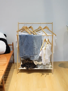 T-Y(COD) ไม้แขวนเสื้อ ไม้แขวนเสื้อไม้ไผ่แบบพับได้ ใส่เสื้อผ้า พื้นที่เก็บของขนาดเล็ก ราวแขวนเสื้อแบบตั้งพื้นในห้องนอน ที่เก็บเสื้อผ้าชั่วคราว